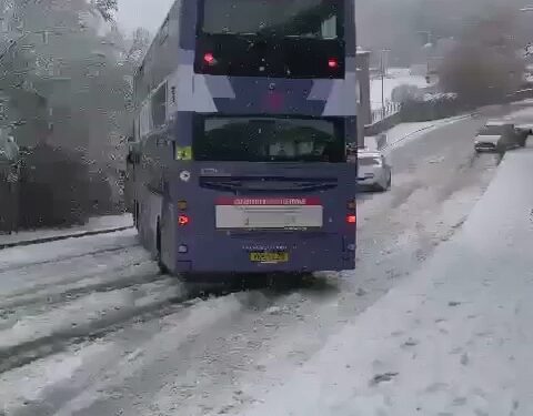 VIDEO | Bus driver struggles in snow