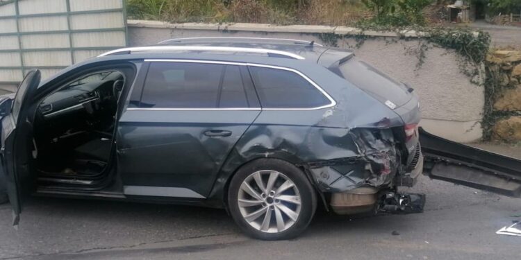 Officers injured after police car rammed by lorry in Jonesborough