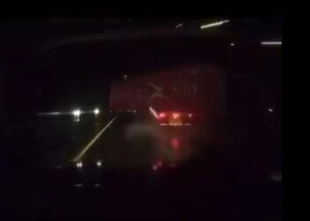 VIDEO OOPS | Truck loses container on highway