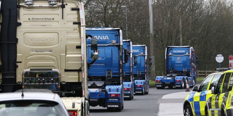 Hundreds of trucks join in huge M60 convoy