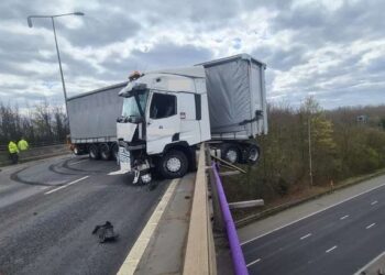 VIDEO OOPS | Truck left overhanging bridge over motorway after crash near Dartford