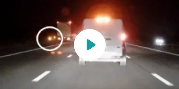 VIDEO | M4 lorry driver shunting car off motorway hard shoulder