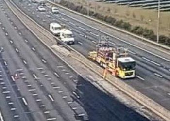 M25 to shut all day as lorry crashes into central reservation (9th May 2021)