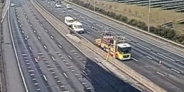M25 to shut all day as lorry crashes into central reservation (9th May 2021)