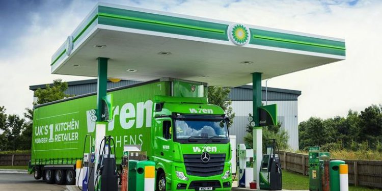BP trials in-cab fuel payment app with Mercedes-Benz Trucks UK