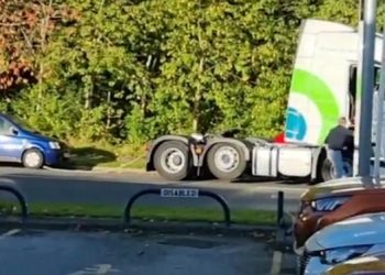 Car driver goes ‘ballistic’ as trucker drags his parked car away