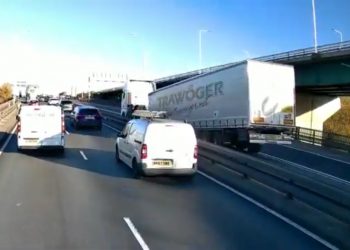VIDEO OOPS! | Trucker loses trailer on M25
