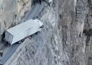 VIDEO OOPS | Truck left dangling from cliff for 3 days