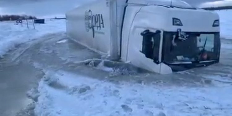 VIDEO OOPS | Ice Road claims Truck