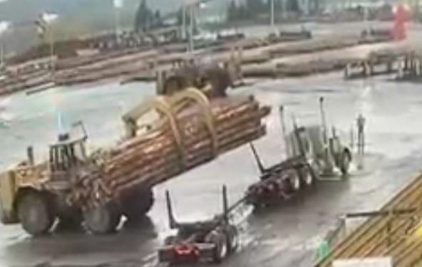 VIDEO OOPS | Loader ruins Truckers day
