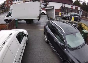 VIDEO OOPS | Van door & tail lift ripped off