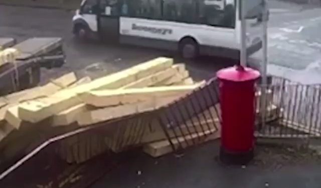 VIDEO OOPS | Truck loses timber load