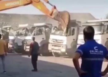 VIDEO OOPS | Excavator destroys truck fleet