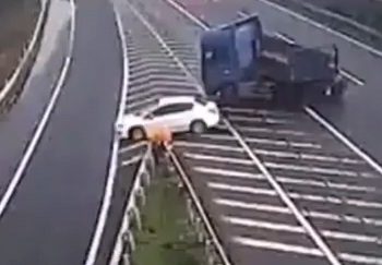 VIDEO OOPS | Car causes chaos on motorway