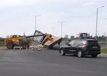 VIDEO OOPS | Telehandler rights overturned truck