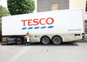 Tesco truck stuck for 9 hours after wrong turn