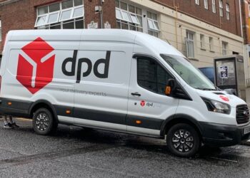 VIDEO OOPS | DPD Driver locks himself in his van
