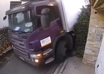 VIDEO OOPS | Elbows in lads!
