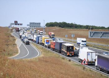 ‘Hero’ trucker shades car drivers in blistering heat