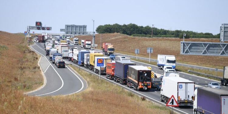 ‘Hero’ trucker shades car drivers in blistering heat