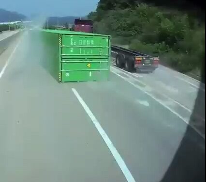 VIDEO OOPS | Truck loses container