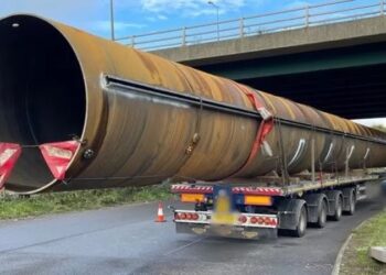 Gwent Police stop truck carrying 50m metal tube on M4