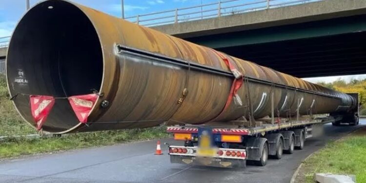 Gwent Police stop truck carrying 50m metal tube on M4