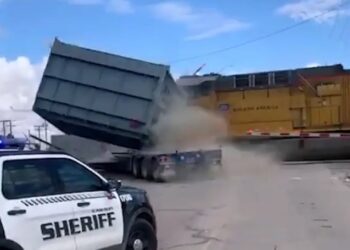 Video Oops | Truck vs Train.