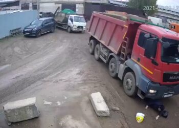 VIDEO OOPS | *Graphic Video* Truck runs over pedestrian