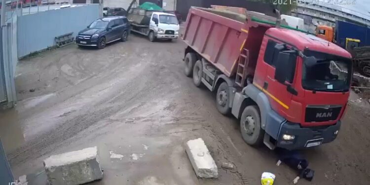 VIDEO OOPS | *Graphic Video* Truck runs over pedestrian