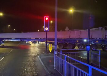 “Amazing” truckers haul 100ft loads along the M3