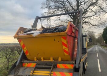 Police car had to “dodge” rubble falling from skip lorry
