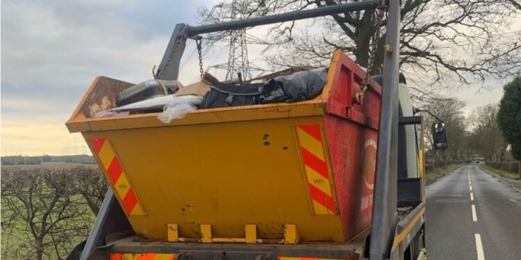 Police car had to “dodge” rubble falling from skip lorry