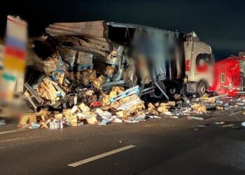 Updated 17.55 – M180 eastbound closed due to accident involving HGVs
