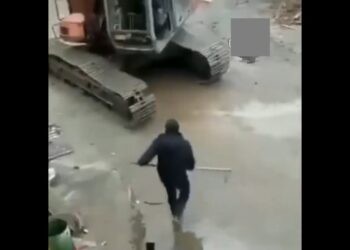 Video Oops | Man with iron bar vs man with machine