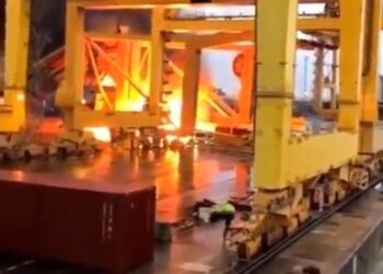 VIDEO OOPS | Ship knocks crane over at container port
