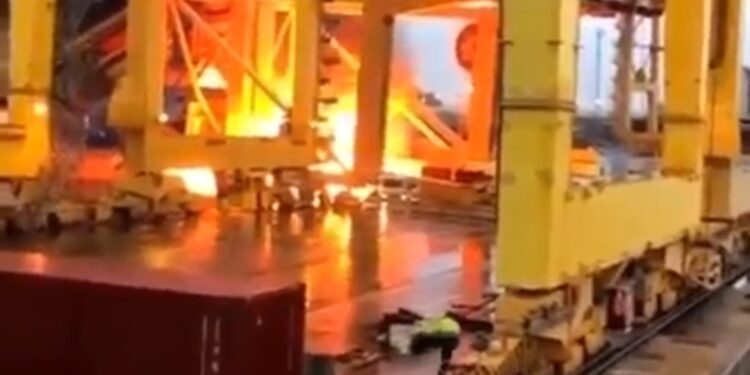 VIDEO OOPS | Ship knocks crane over at container port