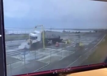 VIDEO OOPS | Truck crash at London Gateway