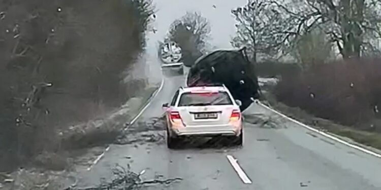 Video Oops | Truck loses load