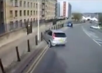Video Oops | Car driver runs out of road