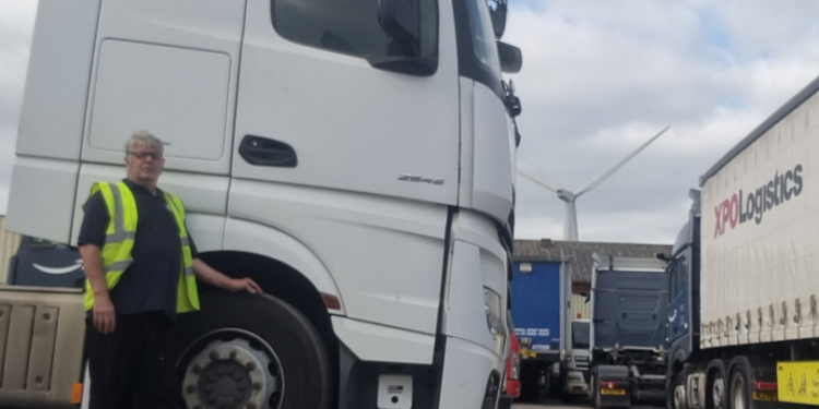 Trucker prosecuted for not using parking lights