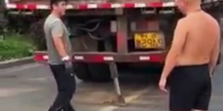 VIDEO | Ingenious homemade parking aid?!